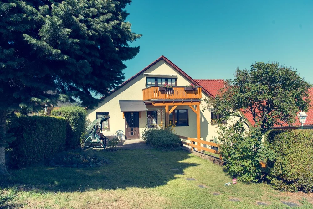 Terrasse und Garten der Ferienwohnung Saalfeld.