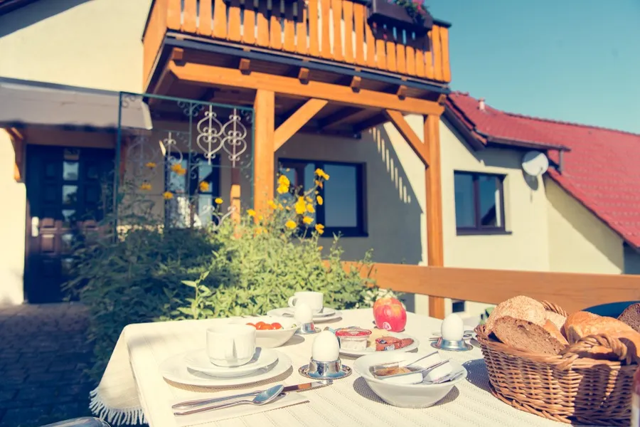 Frühstück im Garten der Ferienwohnung